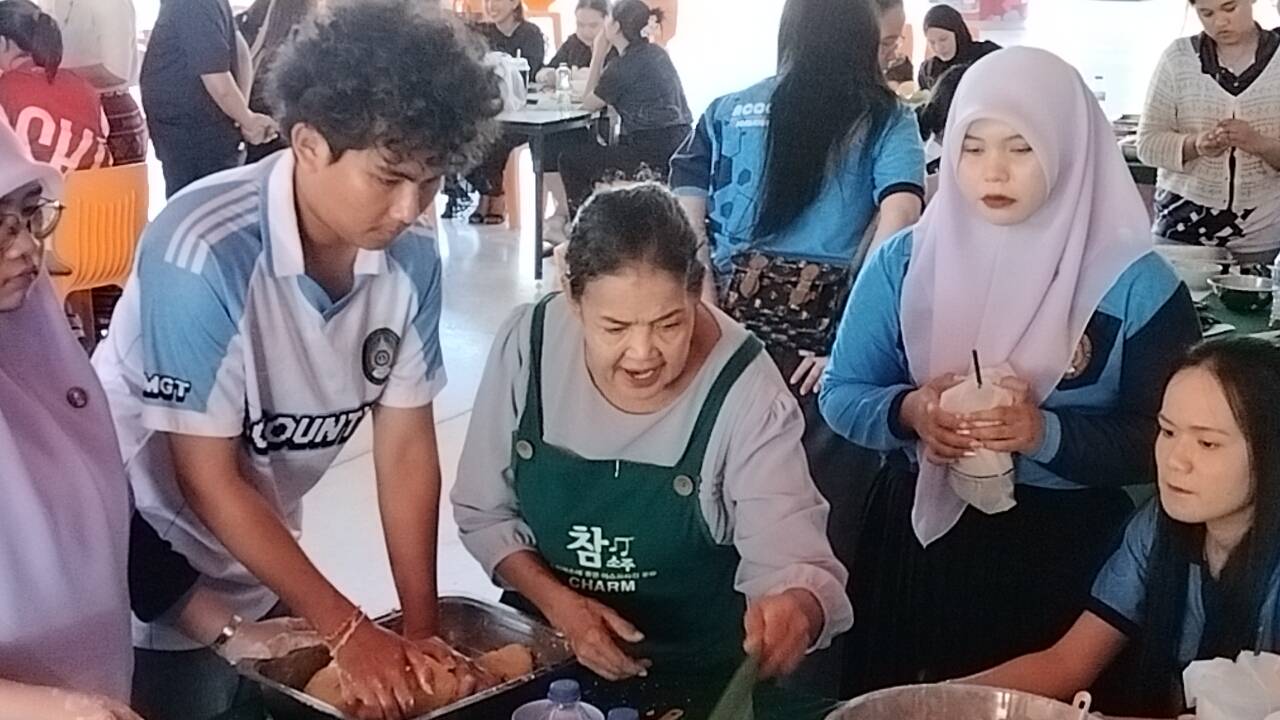 โครงการอบรมเชิงปฏิบัติการ เรื่อง พัฒนาทักษะการประกอบขนมพื้นบ้าน อาหารพื้นถิ่นสืบสาน อนุรักษ์วัฒนธรรมไทย