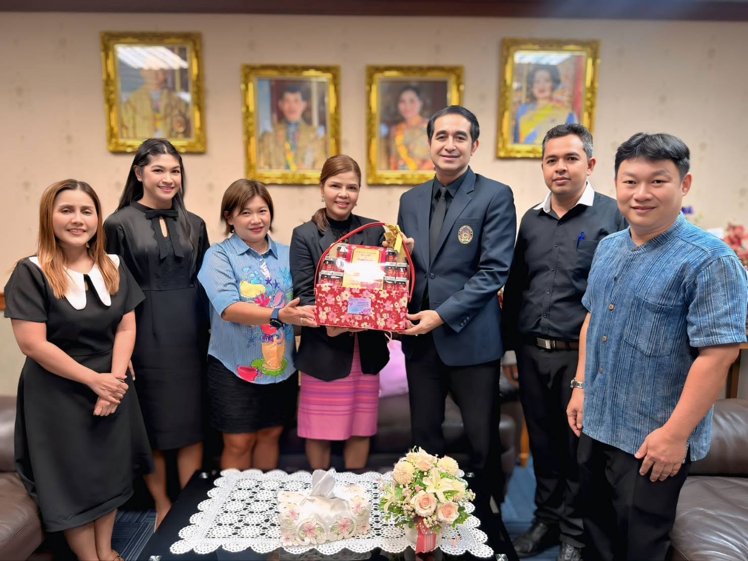 คณะผู้บริหารคณะวิทยาการจัดการ นำโดย รองศาสตราจารย์ ดร.สายฝน ไชยศรี คณบดีคณะวิทยาการจัดการ เข้าพบอธิการบดีมหาวิทยาลัยราชภัฏสงขลา เพื่อรับมอบนโยบายและแนวทางการบริหารงาน